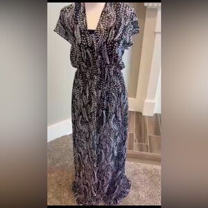 SZ L ⭐️Like New White House Black Market Blue  Feather Print Maxi. Very stretchy